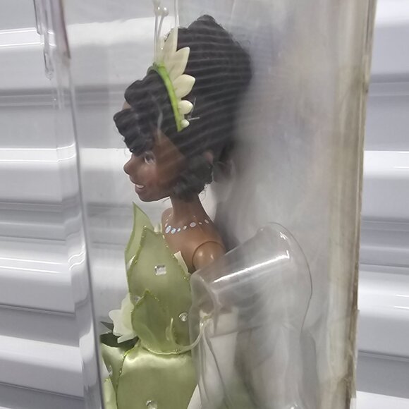 Disney Store Exclusive The Princess Tiana & The Frog Princess Tiana Doll (2009) - Picture 8 of 16